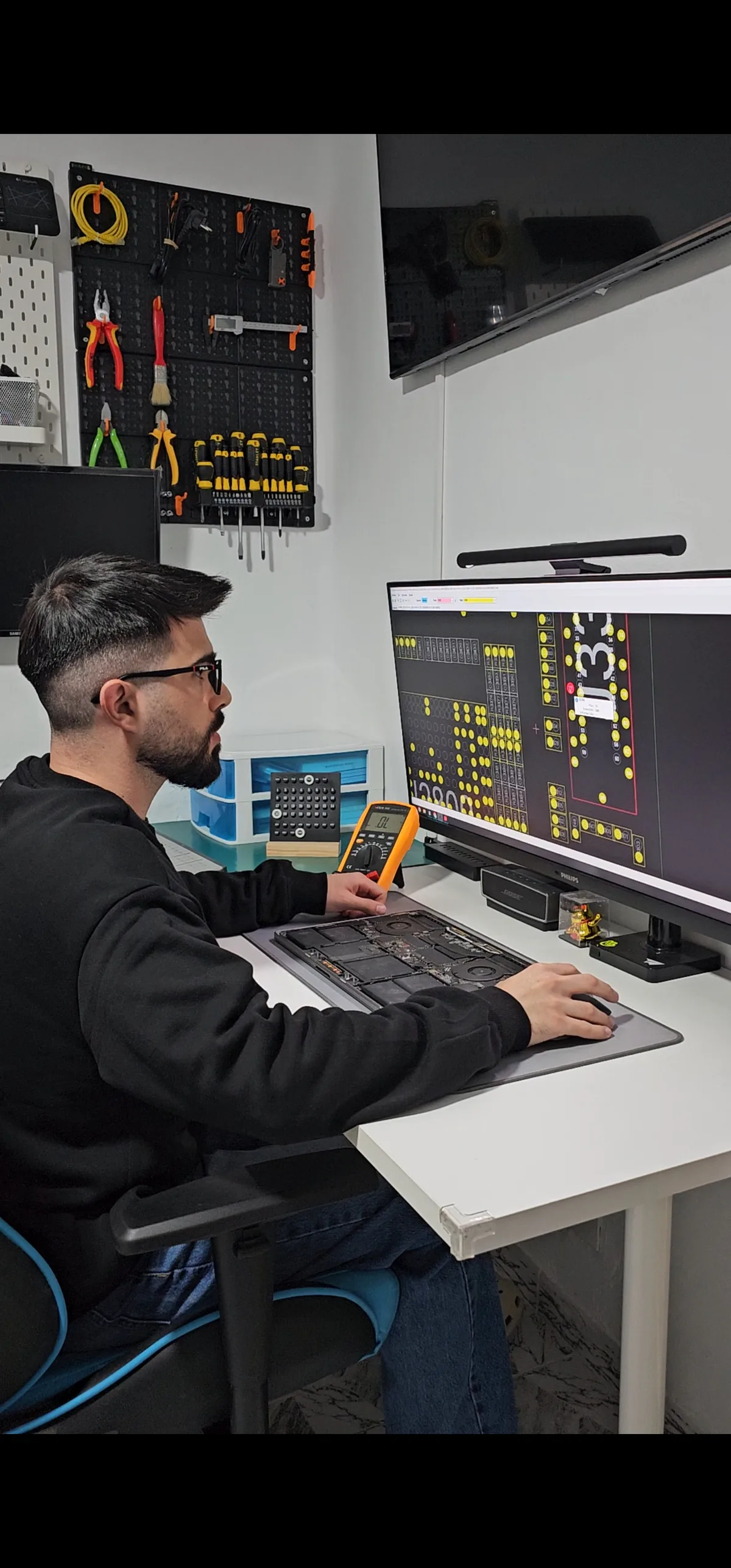 Ángel Lopera trabajando en su taller de reparación electrónica
