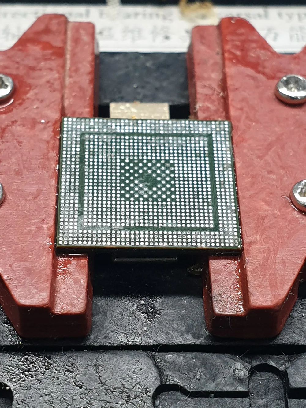 Detalle de un componente BGA preparado durante una reparación de placa base