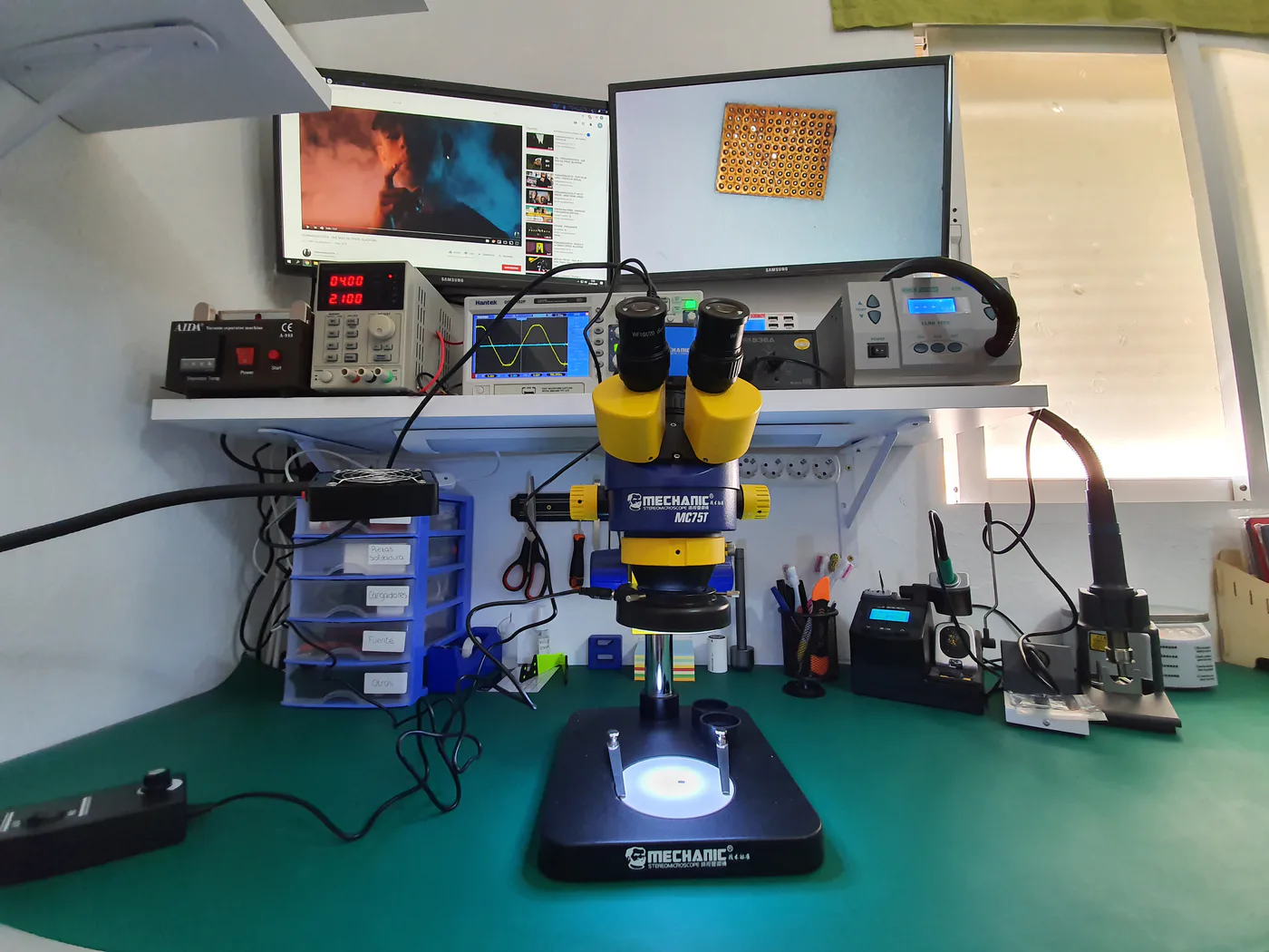 Puesto actual de microsoldadura de Ángel con microscopio y equipo de diagnóstico